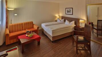 Desk, soundproofing, free WiFi, bed sheets