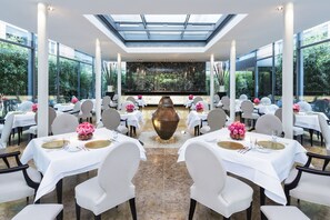2 restaurants; lunch and dinner served - The Mandala Berlin, a Member of Design Hotel (Berlin)
