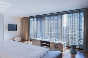 Roupas de cama premium, edredons de pluma, frigobar, cofres nos quartos
