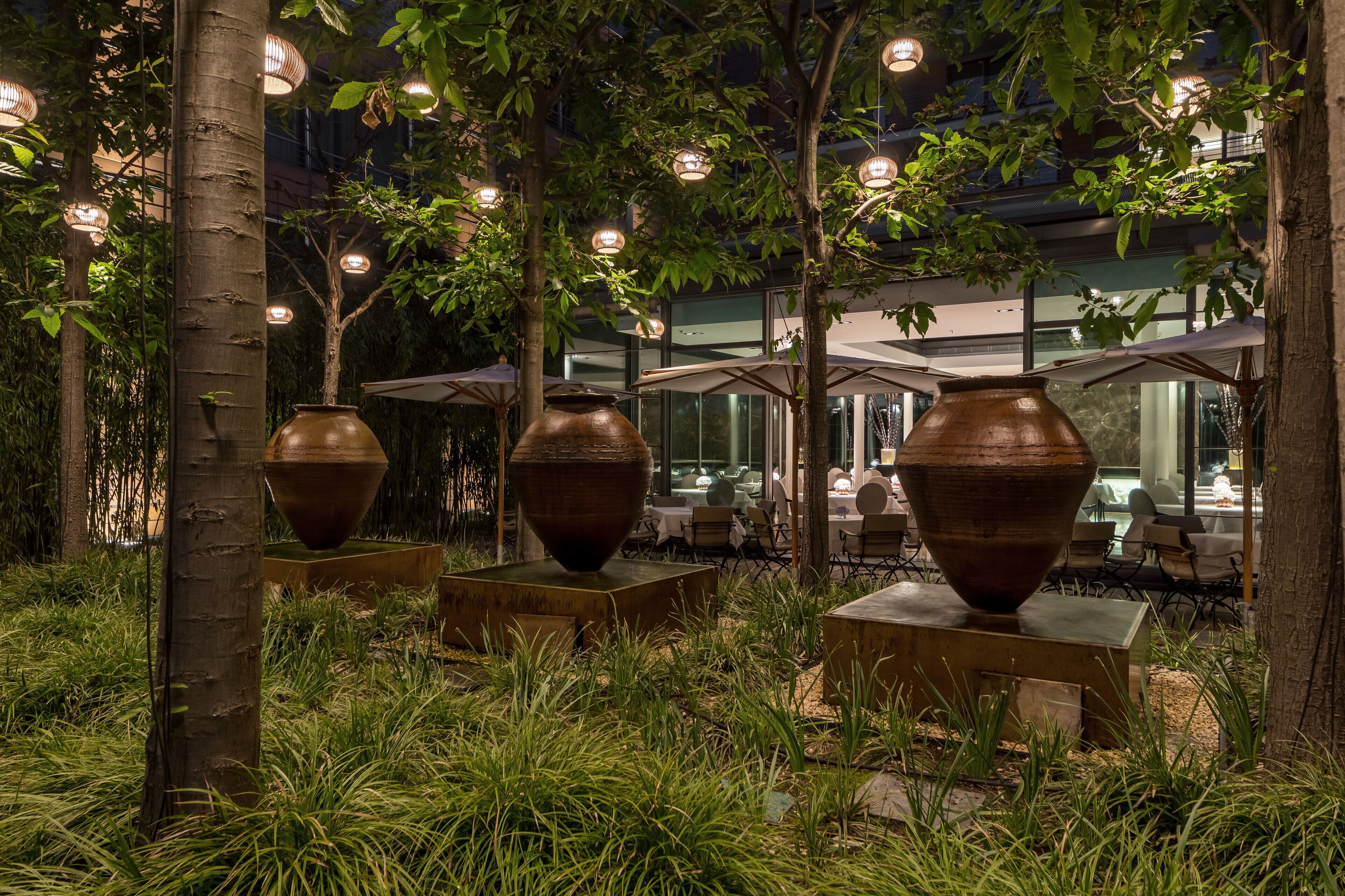 2 restaurants, lunch, dinner served; Regional cuisine 