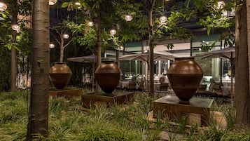 2 restaurants, lunch, dinner served; Regional cuisine