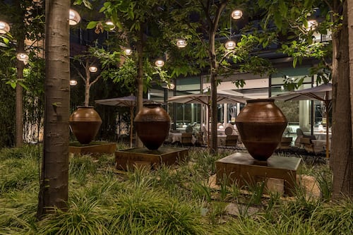 2 restaurantes; se sirven almuerzos, cenas y cocina regional
