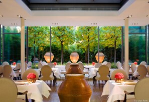 2 restoran, melayani makan siang, makan malam; sajian masakan daerah