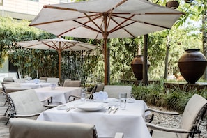 2 restaurants, lunch, dinner served; Regional cuisine