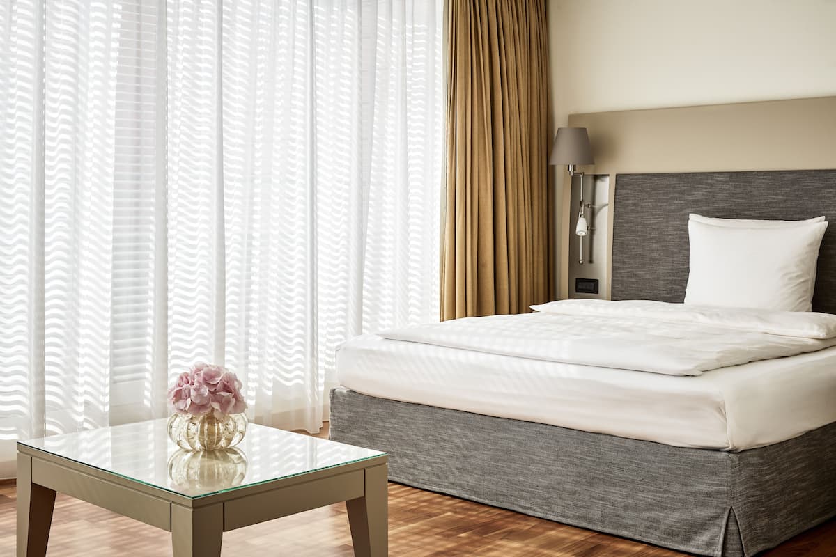 Studio (City) | Premium bedding, down comforters, minibar, in-room safe
