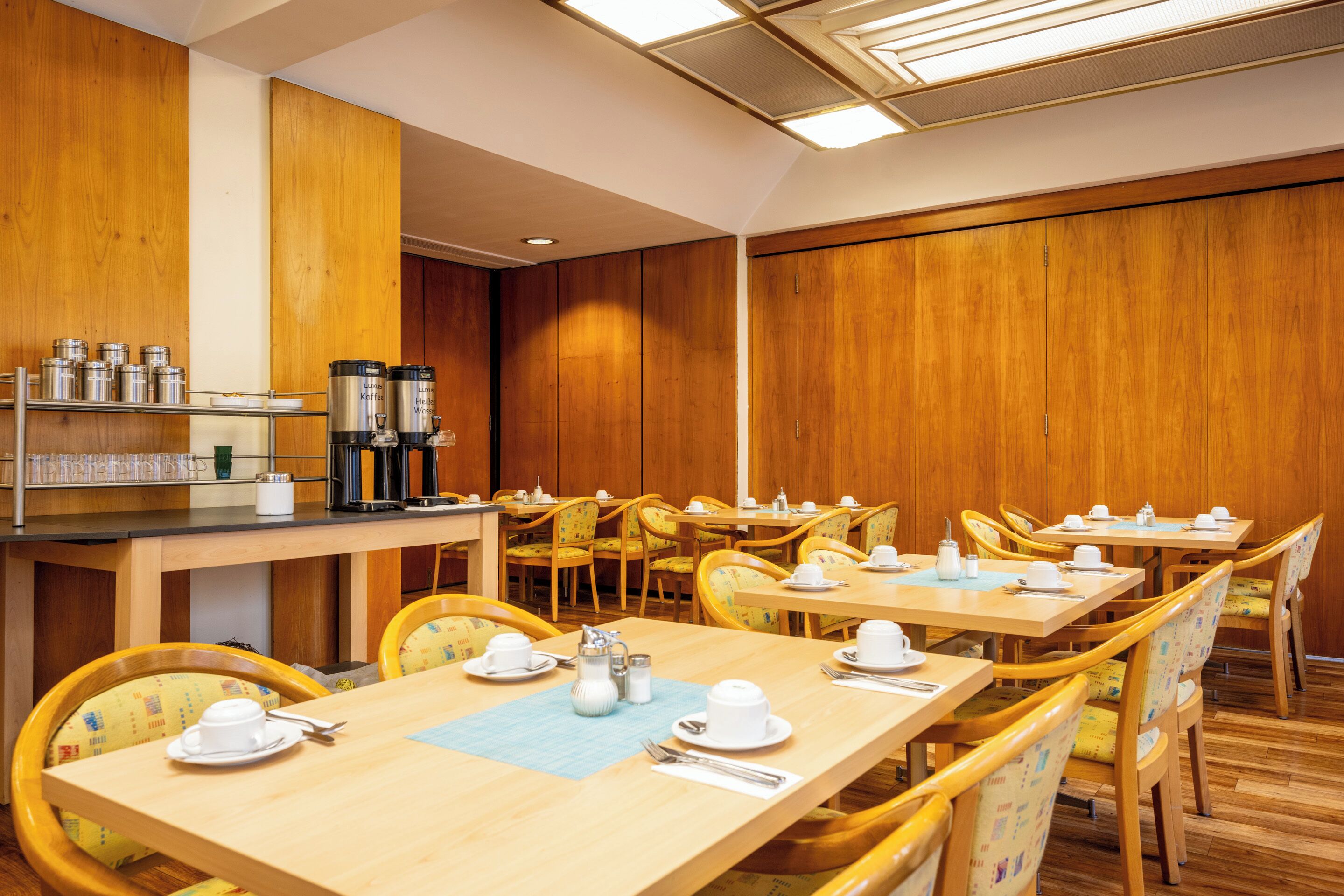 Café da manhã com buffet grátis todos os dias