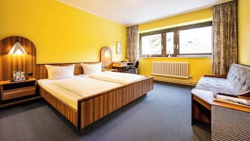 Doppelzimmer mit Couch | In-room safe, individually furnished, desk, blackout curtains