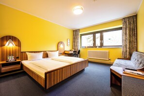 خزنة داخل الغرفة وطراز فريد لكل وحدة ومكتب وستائر تعتيم