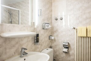 Shower, towels - Raststättenhotel Grunewald (Berlin)