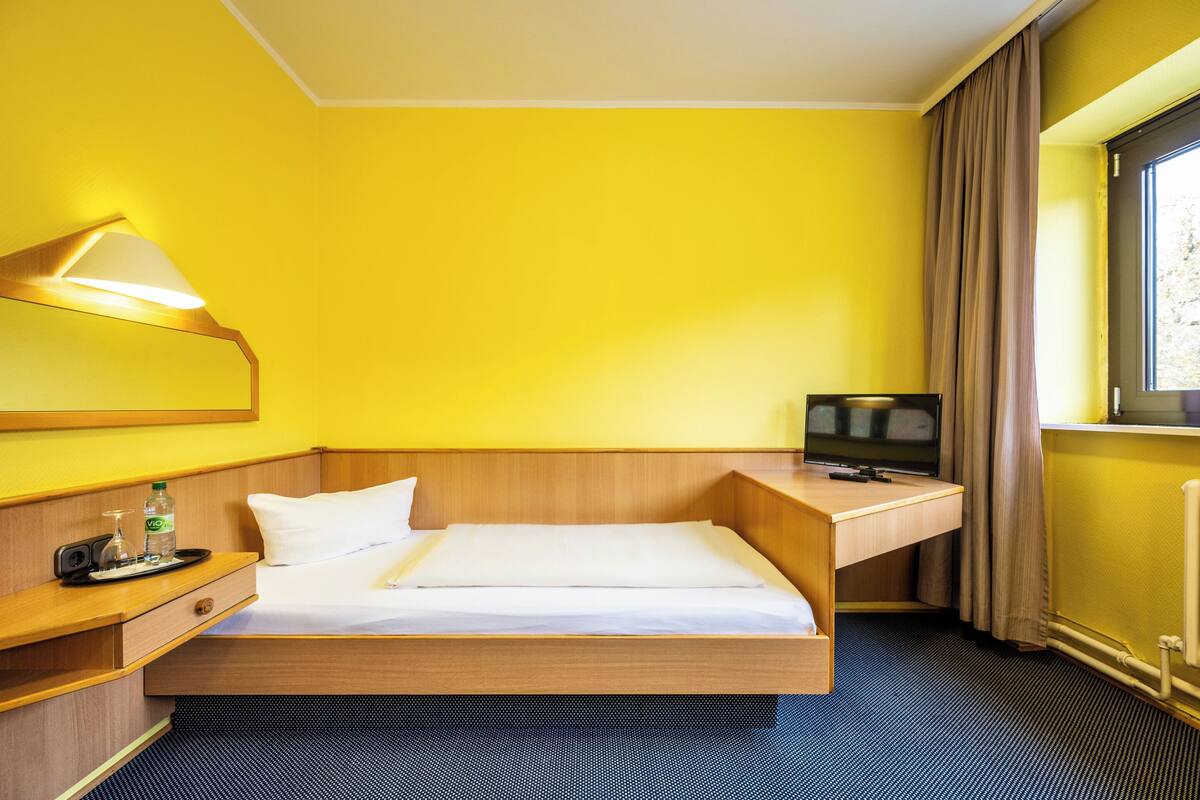 Zimmersafe, individuell eingerichtet, Schreibtisch