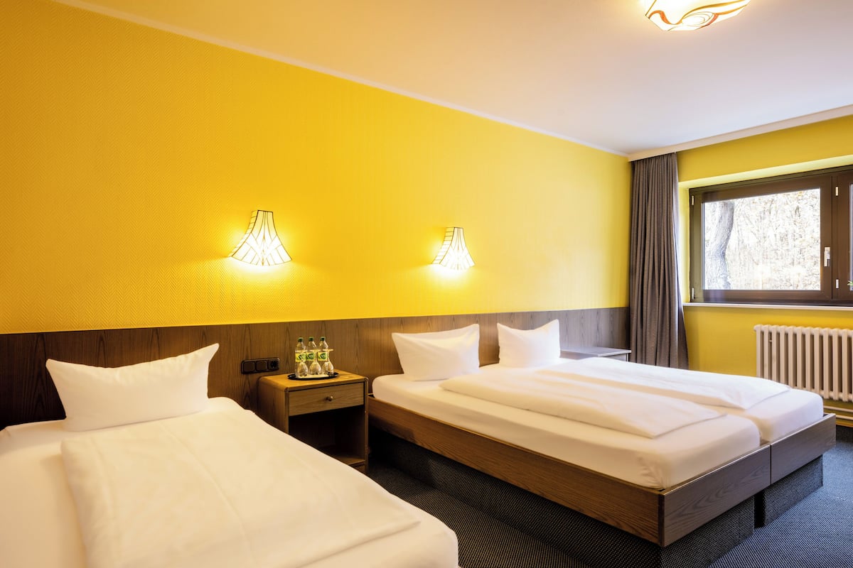 三人房 | 客房内保险箱、特色家居、办公桌、遮光窗帘