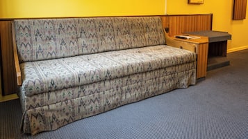 Doppelzimmer mit Couch | Tallelokero huoneessa, yksilöllisesti kalustettu, työpöytä