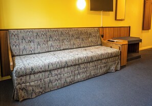 Doppelzimmer mit Couch | Peti besi dalam bilik, dilengkapkan perabot secara berasingan, meja 