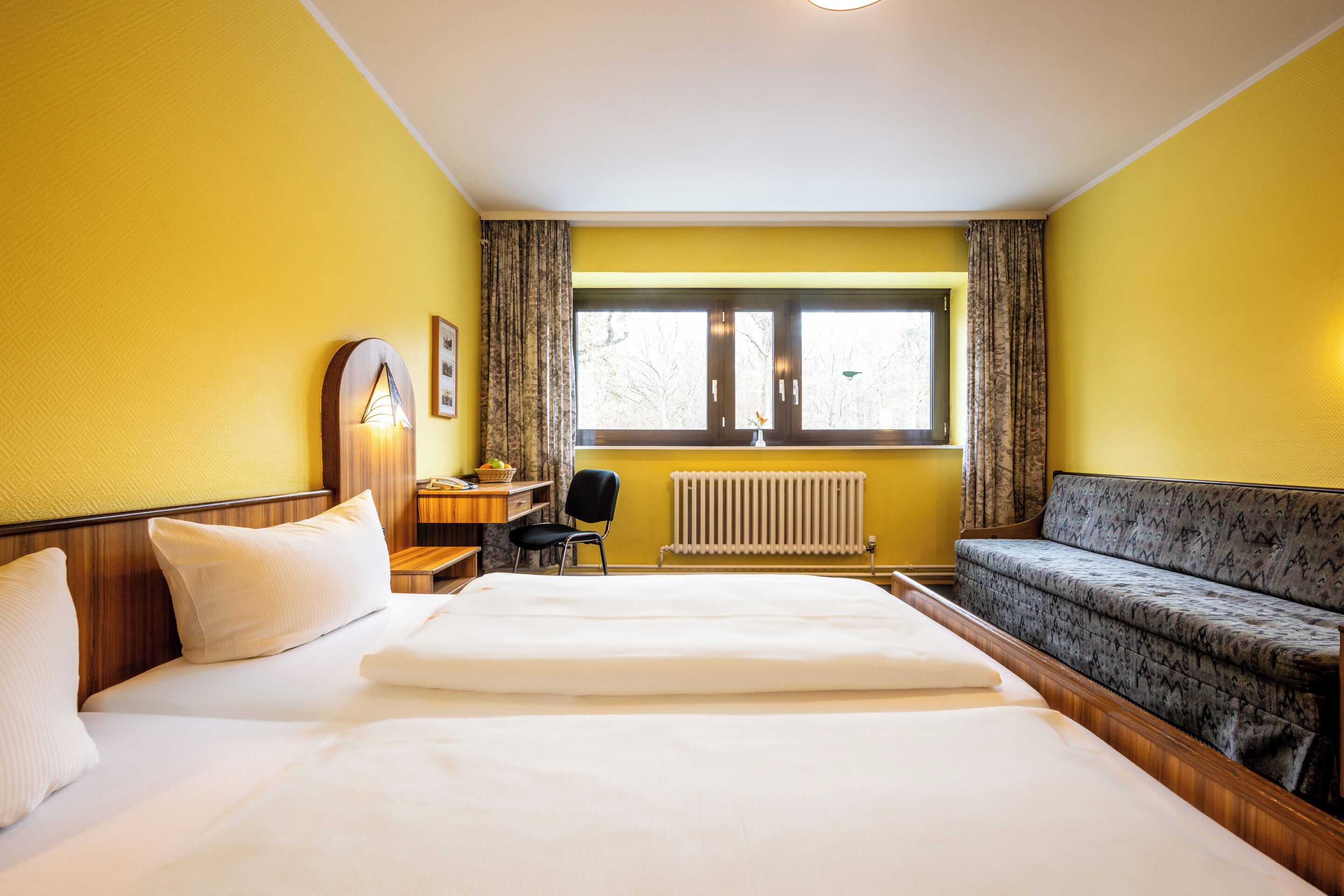 Doppelzimmer mit Couch | Zimmersafe, individuell eingerichtet, Schreibtisch