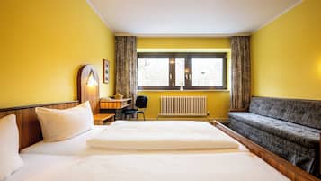 Doppelzimmer mit Couch | Zimmersafe, individuell eingerichtet, Schreibtisch