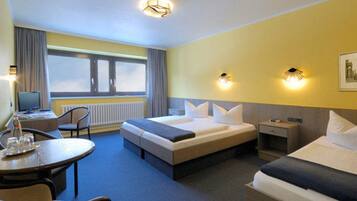 Dreibettzimmer | Zimmersafe, individuell eingerichtet, Schreibtisch