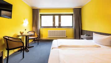 Driepersoonskamer | Een kluis op de kamer, individueel gemeubileerd, een bureau