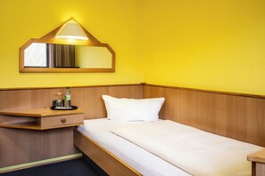 خزنة داخل الغرفة وطراز فريد لكل وحدة ومكتب وستائر تعتيم