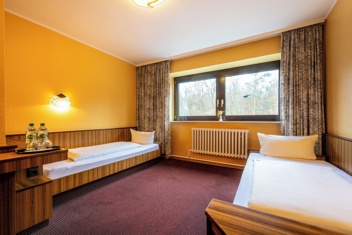 Twin | Coffres-forts dans les chambres, ameublement personnalisé, bureau