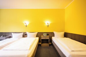 Dreibettzimmer | Zimmersafe, individuell eingerichtet, Schreibtisch
