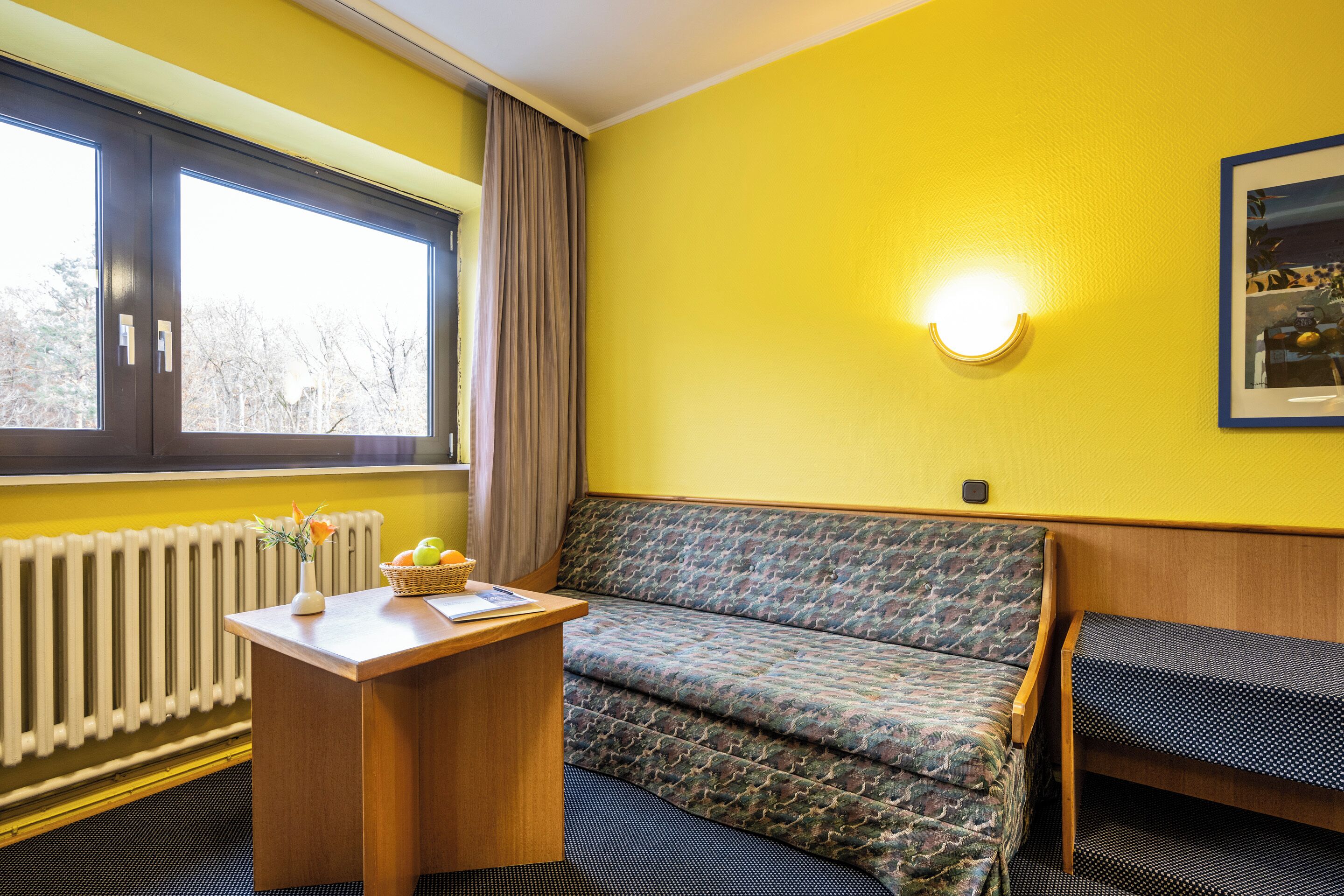 Einzelzimmer mit Couch | Zimmersafe, individuell eingerichtet, Schreibtisch