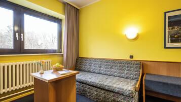 Einzelzimmer mit Couch | Zimmersafe, individuell eingerichtet, Schreibtisch