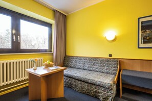 Einzelzimmer mit Couch | In-room safe, individually furnished, desk, blackout drapes - Raststättenhotel Grunewald (Berlin)