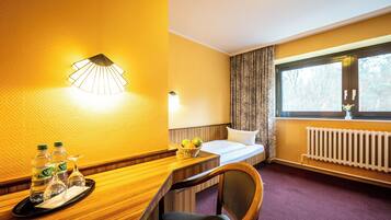 Twin | Zimmersafe, individuell eingerichtet, Schreibtisch