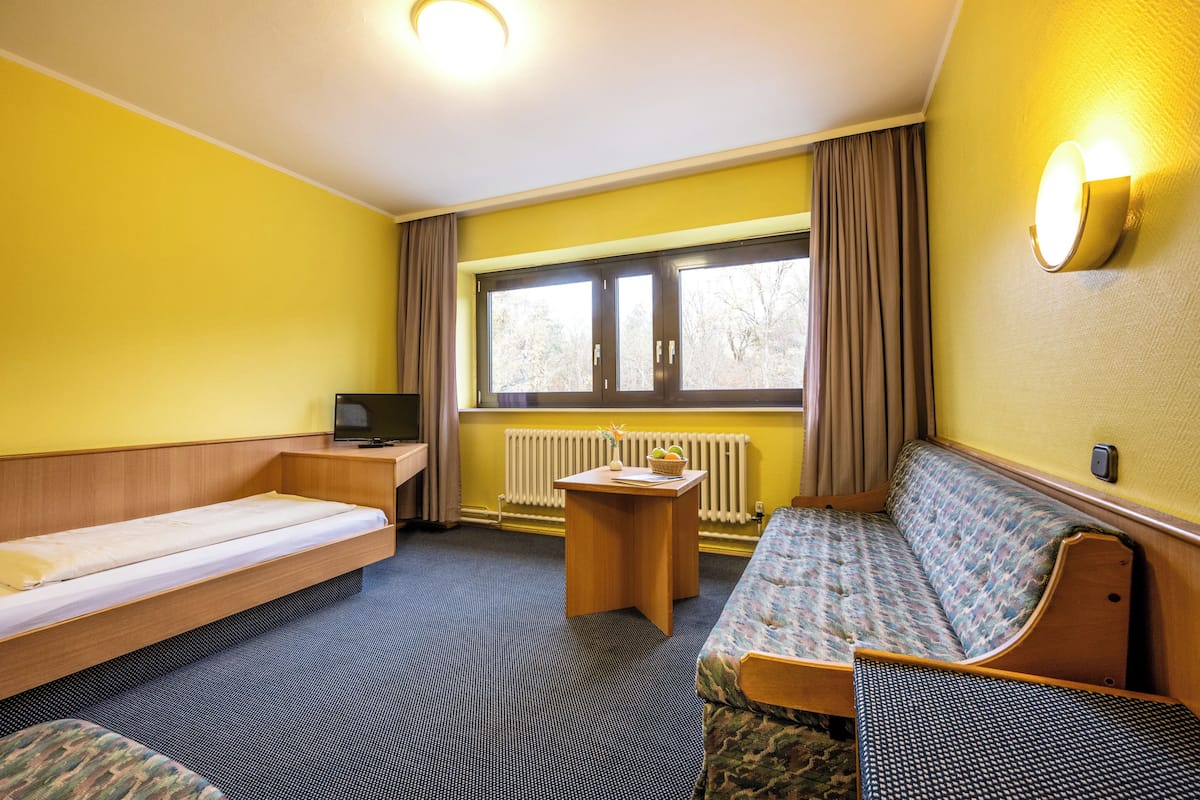 Einzelzimmer mit Couch | Coffres-forts dans les chambres, ameublement personnalisé, bureau