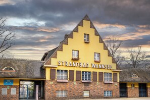 إطلالة على الشارع من المنشأة