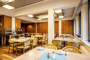 Free daily buffet breakfast  - Motel & Rasthof Grunewald (Berlin)