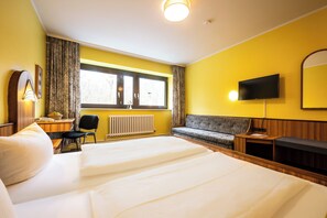 Doppelzimmer mit Couch | In-room safe, individually furnished, desk, blackout drapes - Raststättenhotel Grunewald (Berlin)