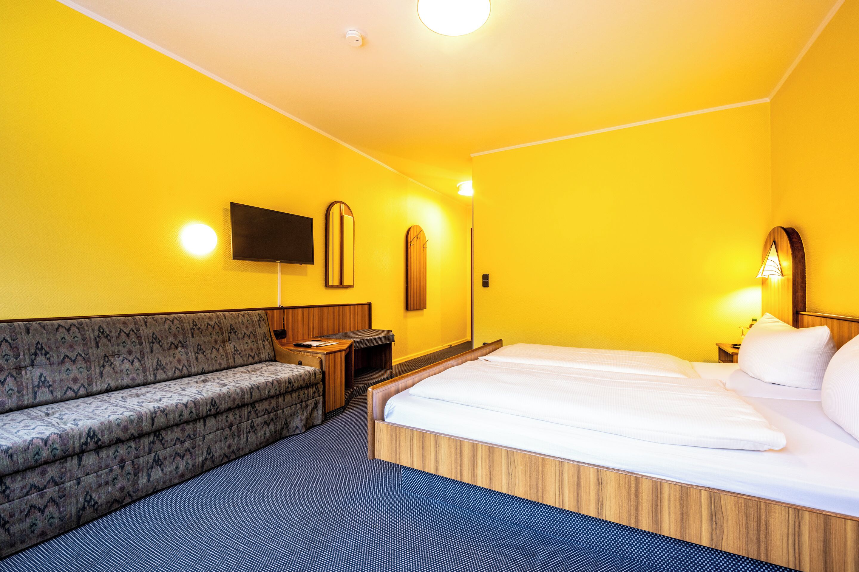 Doppelzimmer mit Couch | Zimmersafe, individuell eingerichtet, Schreibtisch