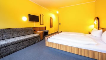 Doppelzimmer mit Couch | In-room safe, individually furnished, desk, blackout drapes