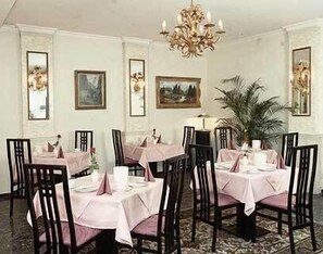 Daily buffet breakfast for a fee - Montree Hotel (Munich)