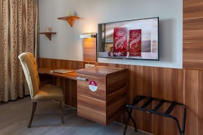 Minibar, coffres-forts dans les chambres, bureau