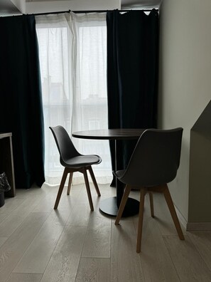 Minibar, caja de seguridad en la habitación y escritorio 