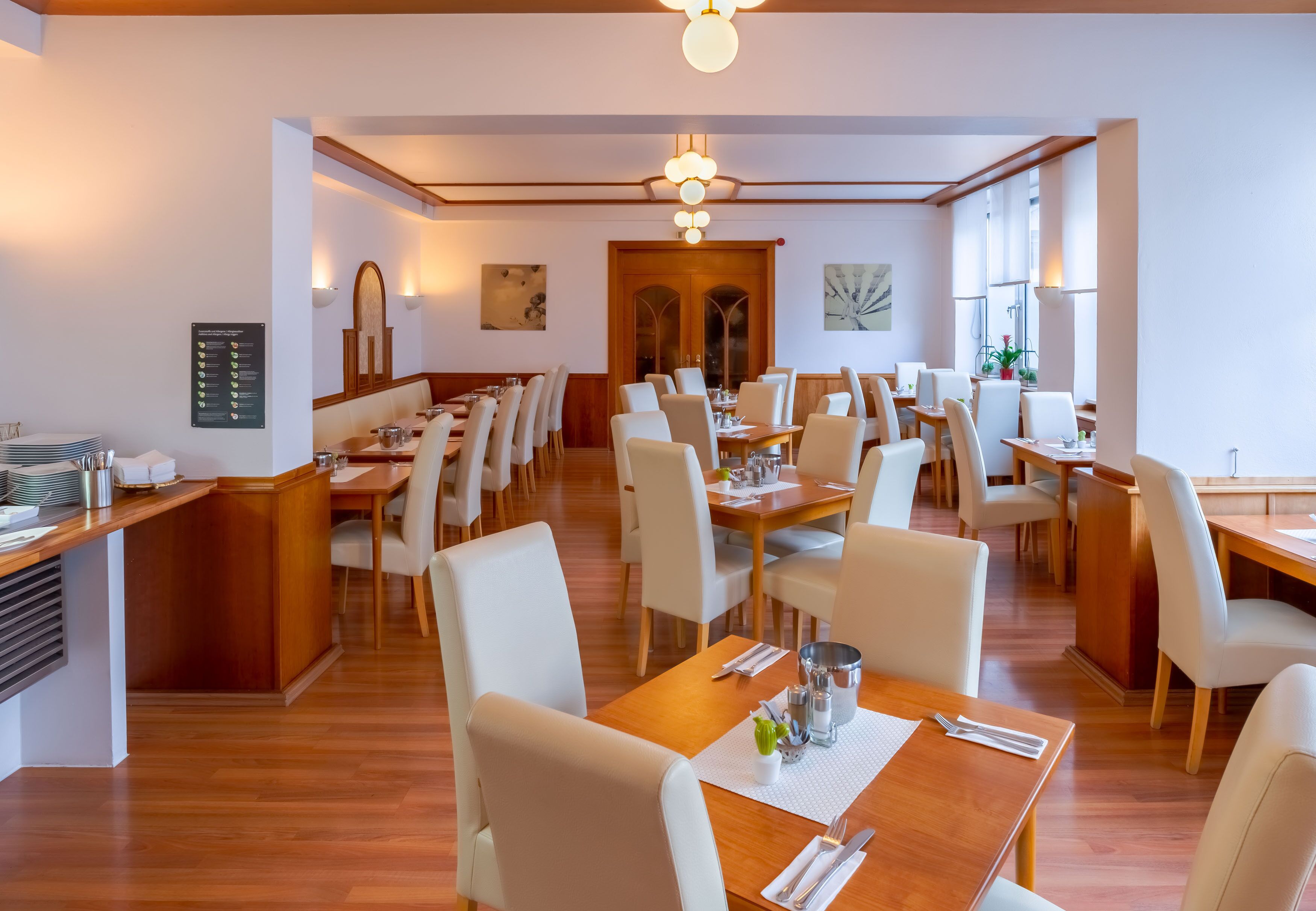 Tägliches Frühstücksbuffet (17 EUR pro Person)