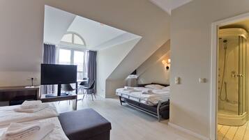 Family Room | Minibar, in-room safe, desk, laptop workspace