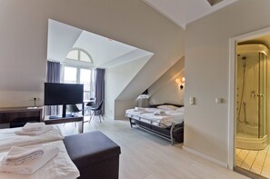 Chambre Familiale | Minibar, coffres-forts dans les chambres, bureau