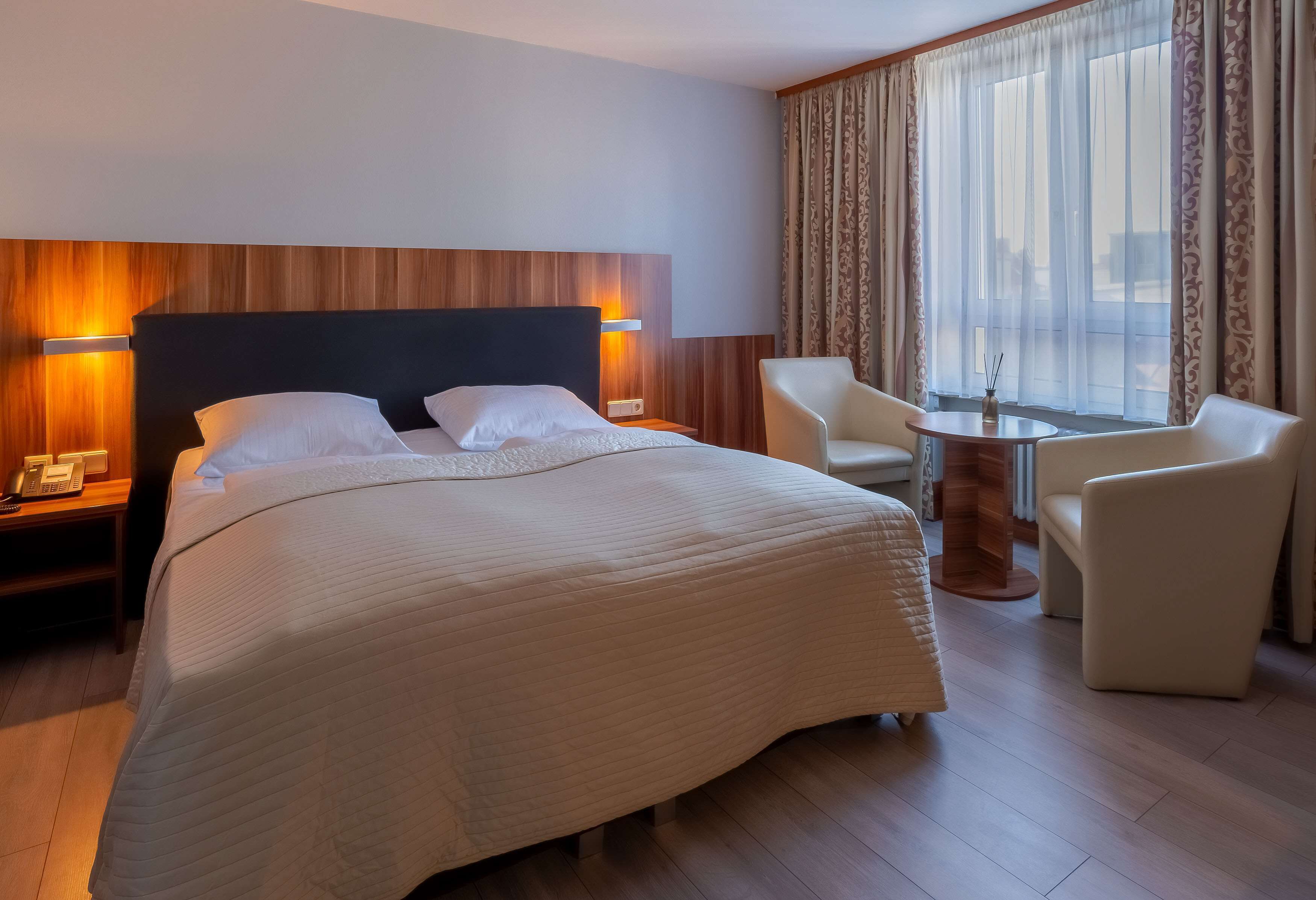 Standardzimmer, 2 Einzelbetten (Standard Double Room, 2 Single beds) | Minibar, Zimmersafe, Schreibtisch, laptopgeeigneter Arbeitsplatz