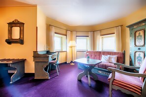Junior Suite | Living area | Flat-screen TV