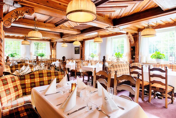 朝食、ランチ、ディナーに営業 (多国籍料理)
