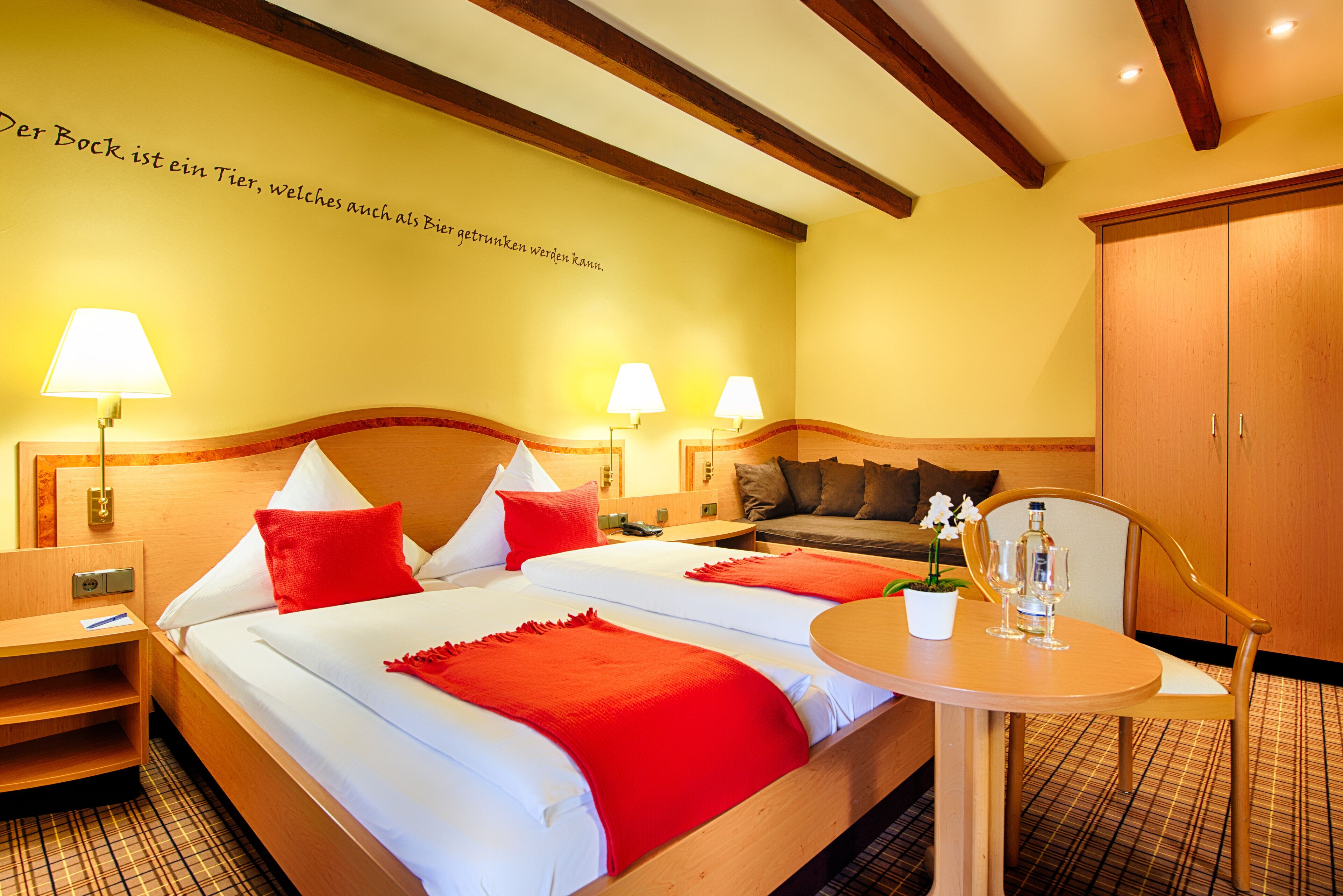 Espaço de trabalho para notebook, Wi-Fi de cortesia, roupa de cama