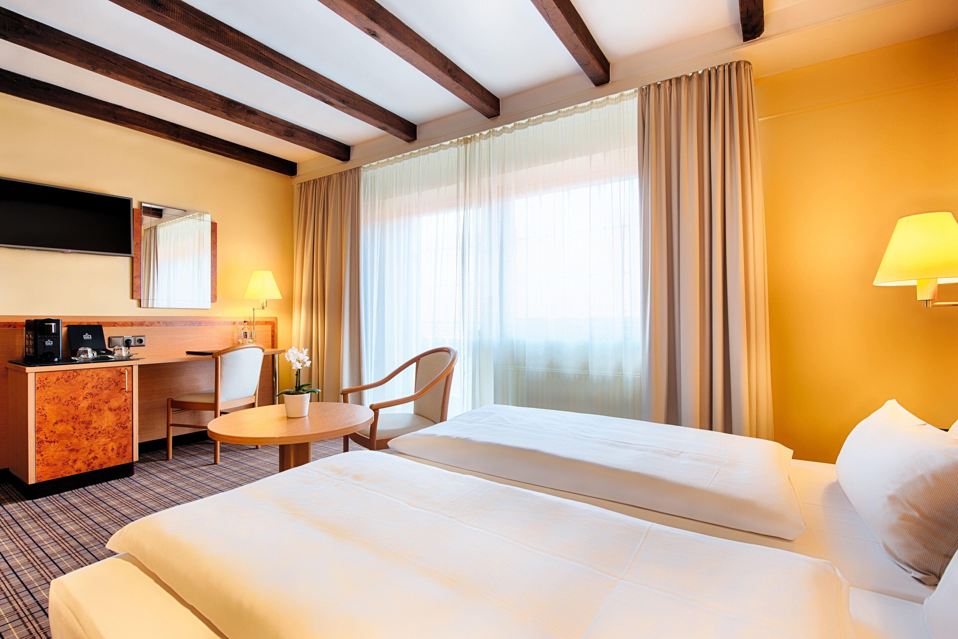 deluxe double room | laptop workspace, free wifi, bed sheets