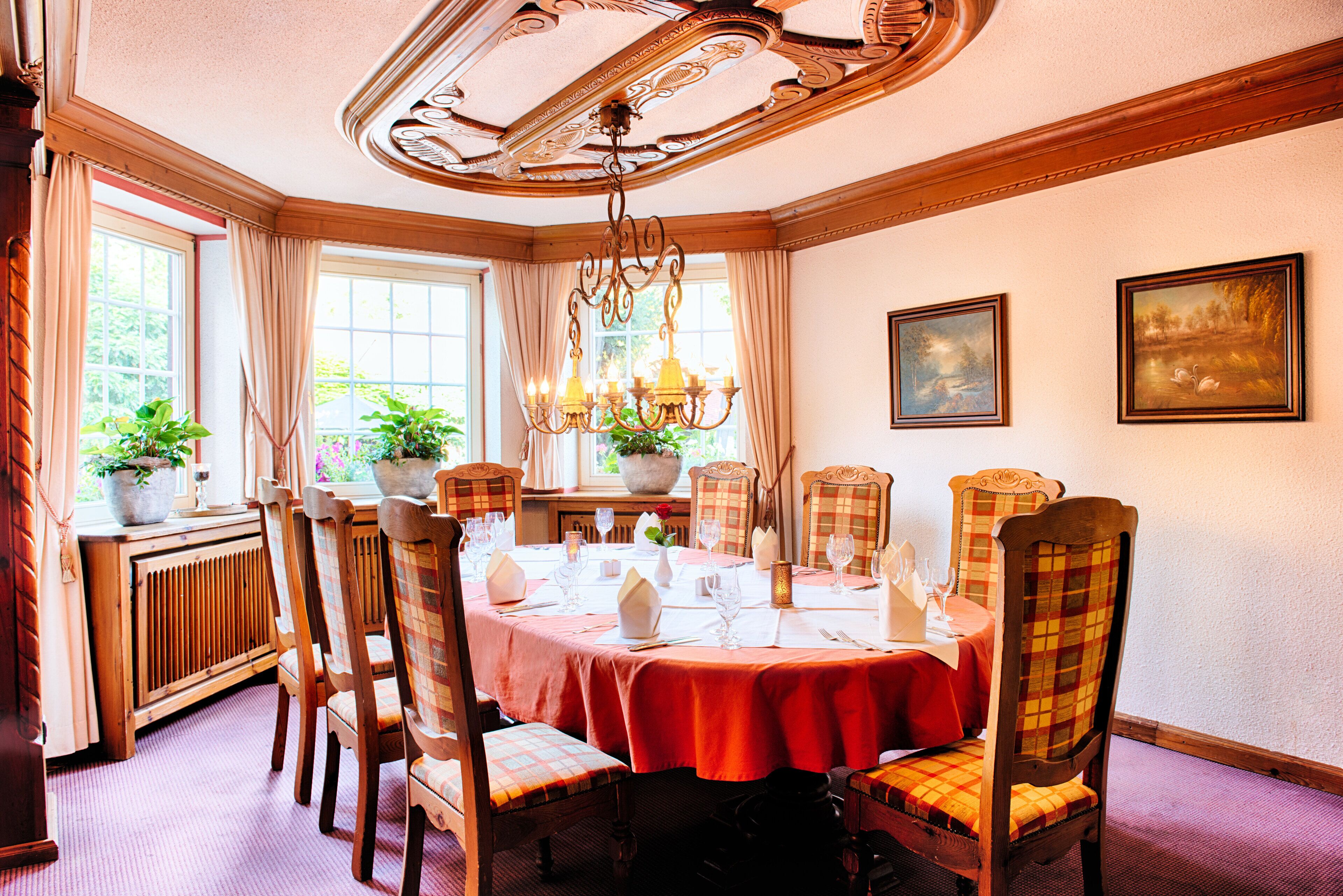 breakfast, lunch, dinner served; international cuisine