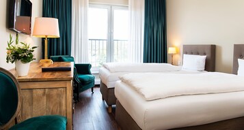 Ropa de cama hipoalergénica y caja de seguridad en la habitación 