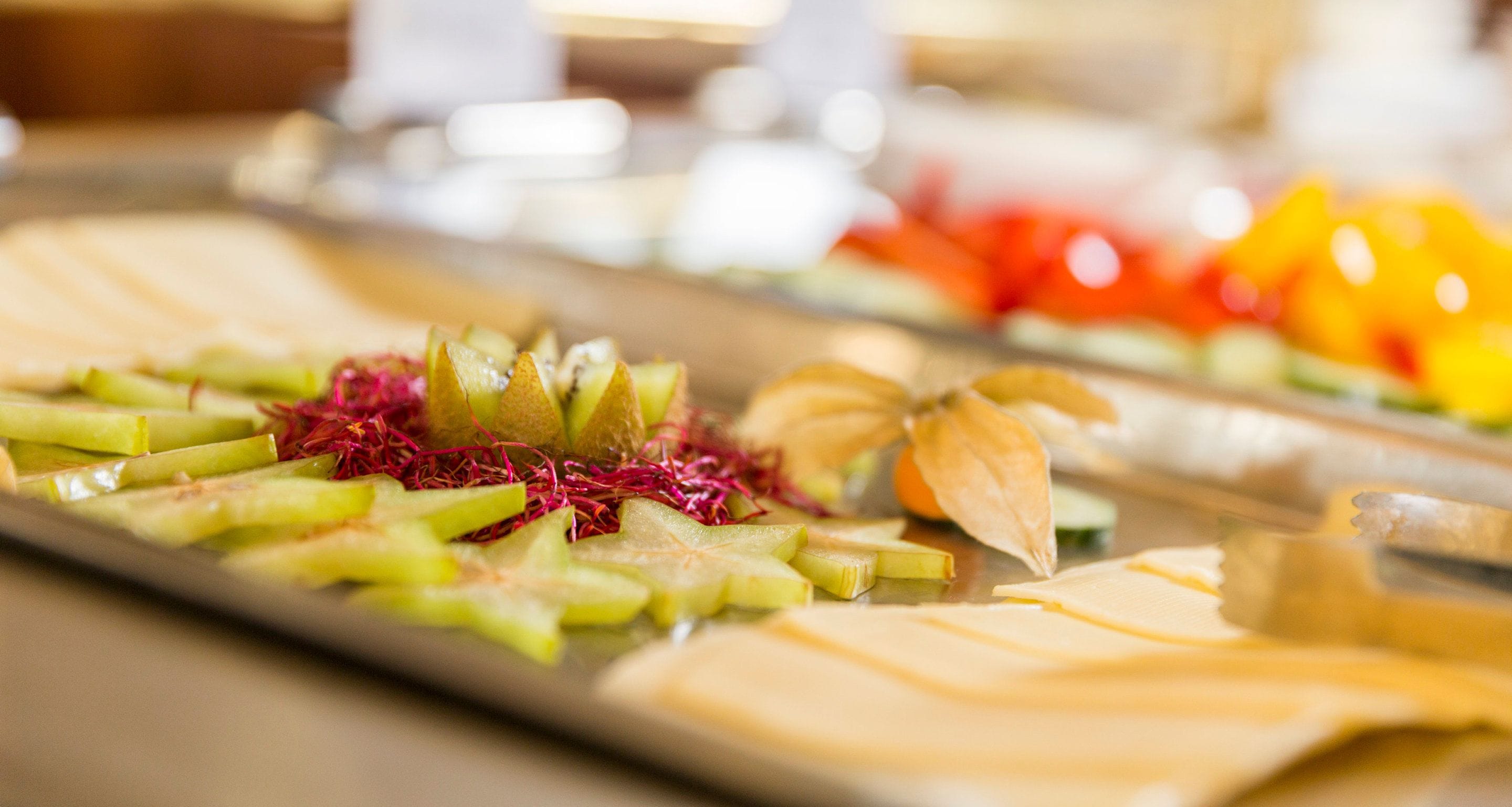 بوفيه فطور يوميًا بتكلفة قدرها (18.50 EUR للشخص)