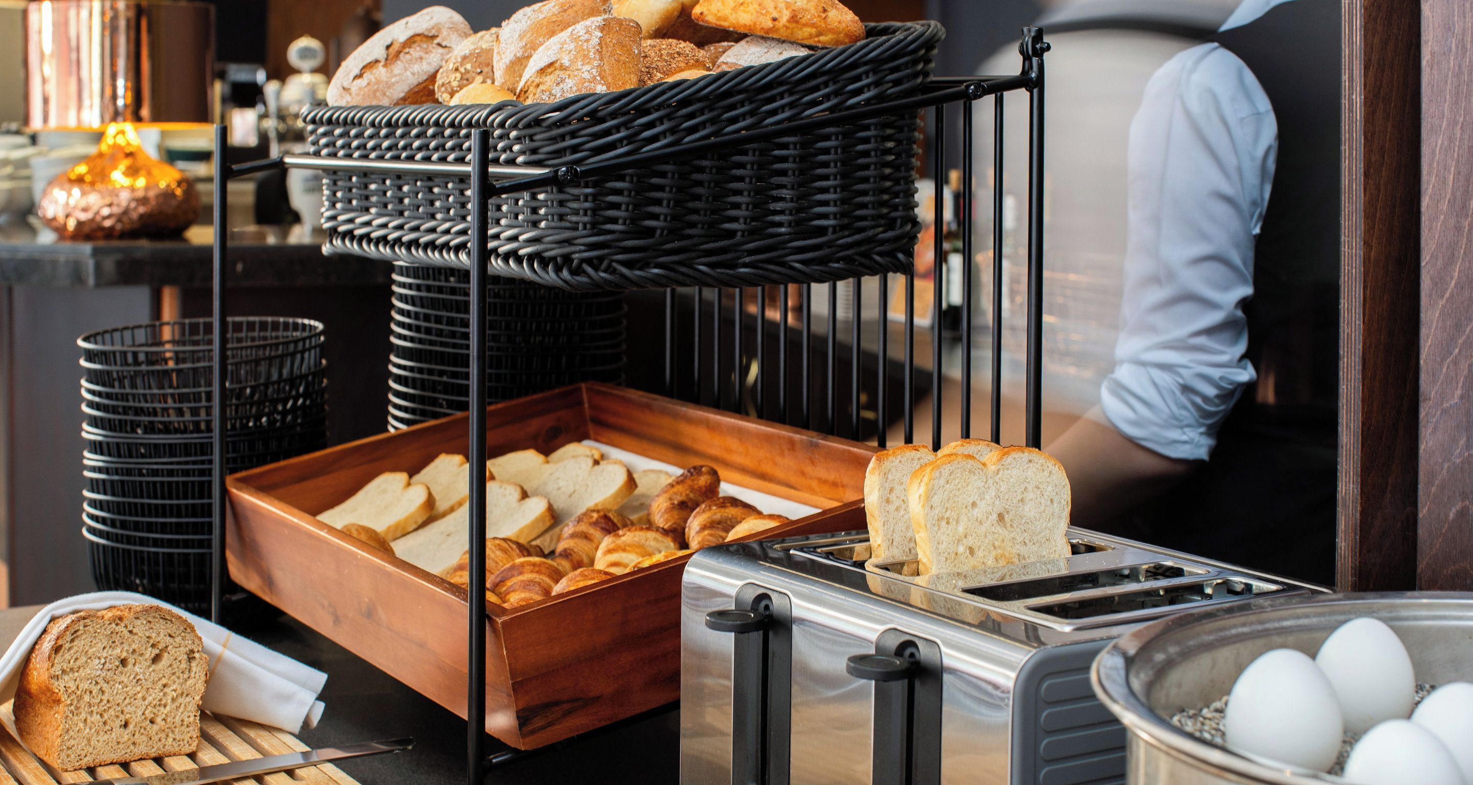 Ein Frühstücksbuffet mit Brot, Croissants und Eiern.
