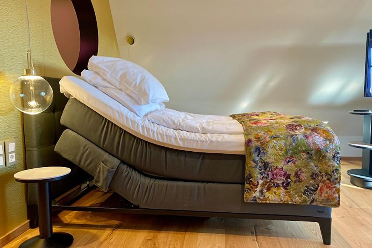 Aquasuite | Hypo-allergenic bedding, free minibar items, in-room safe, desk